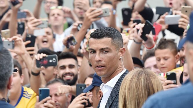 Cristiano Ronaldo, entre una nube de teléfonos móviles.