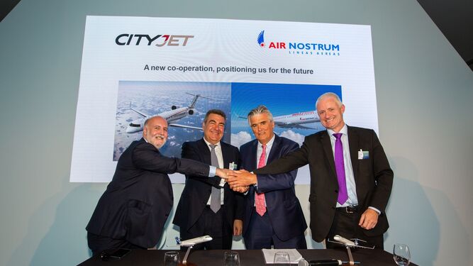 Los representantes de Air Nostrum y CityJet sellan la alianza.