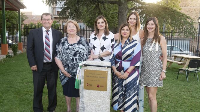 Las autoridades presentes en la inauguración posan junto al monolito en homenaje a Virgilio Castilla.