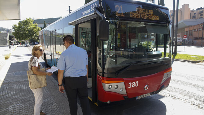 Las dudas y las preguntas de la jornada inaugural de la reordenación de autobuses en Granada fueron resueltas por conductores e informadores de Rober.