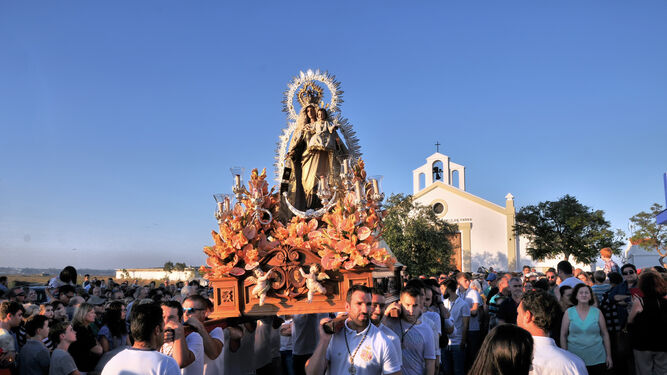 Salida, de la capilla de San Antonio, de la imagen de la Virgen del Carmen de la barriada Punta del Moral.