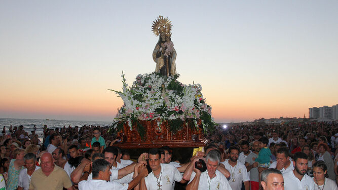 Los puntaumbrieños llevan hasta la playa a la imagen de la Patrona de los Marineros, la Virgen del Carmen.