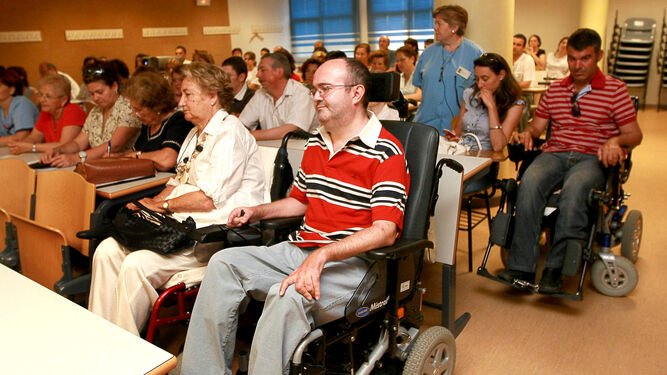 Varios pacientes con ELA en una charla por el día de la enfermedad