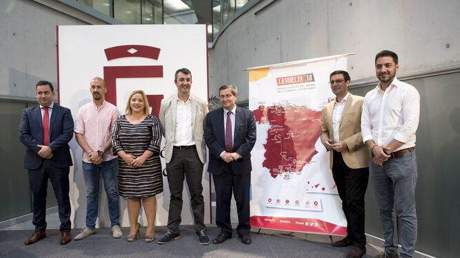 Foto de familia de los politicos granadinos junto al director general de la Vuelta, Javier Guillén.