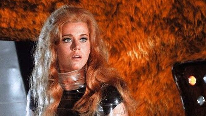 'Barbarella' (1968) fue una pel&iacute;cula duramente criticada en el momento de su estreno que se ha convertido en una pel&iacute;cula de culto en su g&eacute;nero. El vestuario de la ic&oacute;nica Jane Fonda, que no para de romperse y rasgarse de una escena a otra, es obra de Paco Rabanne, que retrata a la perfecci&oacute;n la imagen de hero&iacute;na espacial con armaduras de pl&aacute;stico y capas met&aacute;licas.