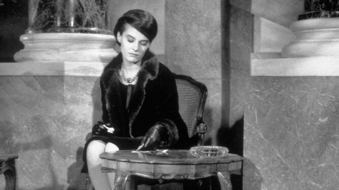 Coco Chanel dise&ntilde;&oacute; las prendas que visti&oacute; Delphine Seyrig en el thriller 'El a&ntilde;o pasado en Marienbad' (1961). La dise&ntilde;adora sum&oacute; cuellos y batines de sat&eacute;n repletos de plumas y abrigos de piel a sus modelos m&aacute;s emblem&aacute;ticos para dar vida a la protagonista.