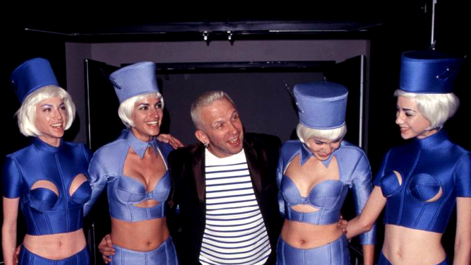 Jean Paul Gaultier posando junto a las azafatas de 'El quinto elemento' (1997).