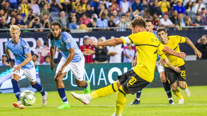Mario Gözte convierte desde el punto de penalti el único gol del partido entre el Dortmund y el City.