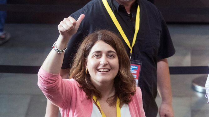 Marta Pascal saluda a militantes del PDeCAT en el congreso que el partido celebra en Barcelona.