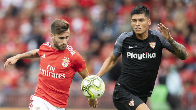 El Sevilla FC ha dejado muy mala imagen ante el Benfica. En la imagen, Silva y Correa.