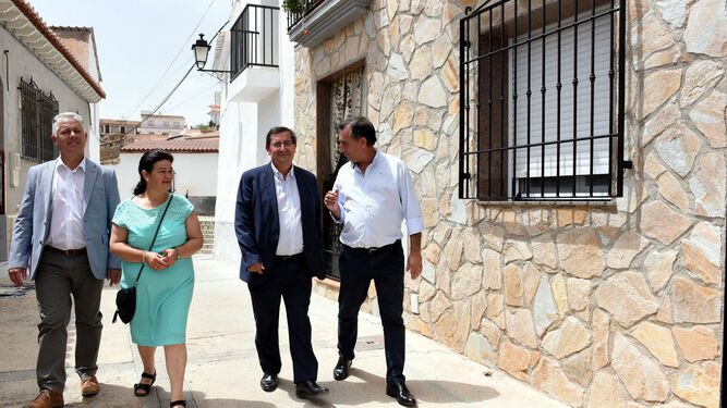 El presidente José Entrena y los diputados en la visita a Beas de Guadix.