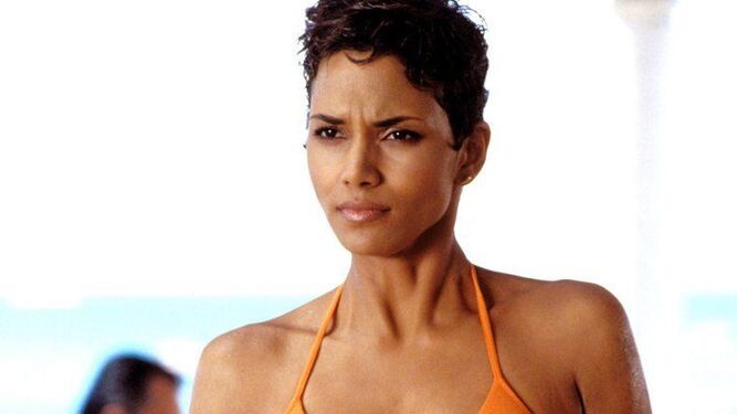 Halle Berry y su bikini naranja son los protagonistas de una de las escenas de playa m&aacute;s famosas del cine en 'Muere otro d&iacute;a' (2002).
