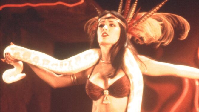 Salma Hayek protagoniza uno de los bailes m&aacute;s representativos del celuloide con un bikini granate y dorado en 'Abierto hasta el amanecer' (1996).