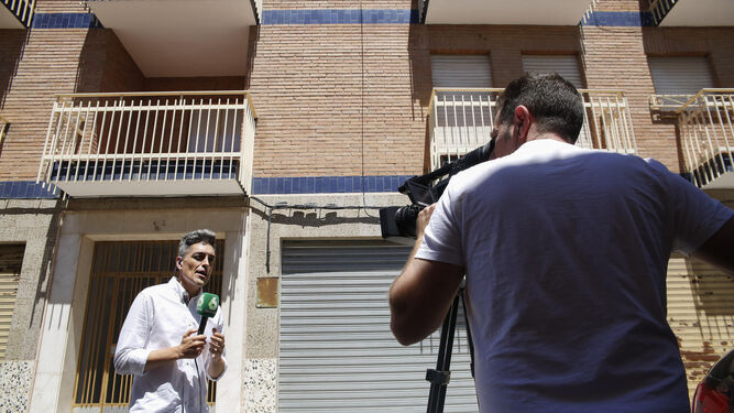 Los medios de comunicación buscaron ayer a Juana Rivas en Maracena.