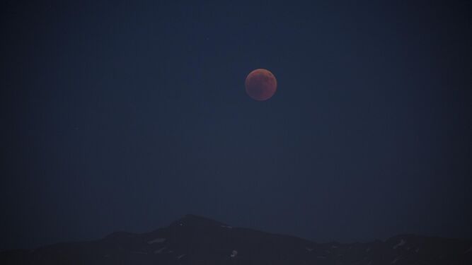 La Luna se viste de rojo