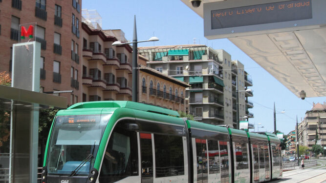 El Metro a su paso por las calles de Granada.