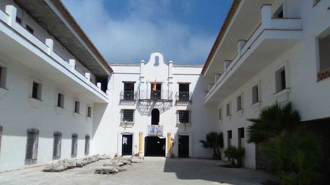 Imagen del Gran Hotel Cortijo de Andalucía, en Almuñécar, cuyas obras llevan paralizadas más de una década.