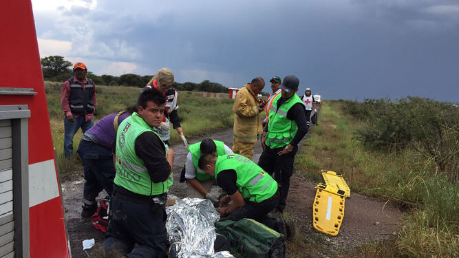Varios sanitarios atienden a un herido tras el accidente del avión en las inmediaciones del aeropuerto Guadalupe Victoria de Durango, al norte de México.