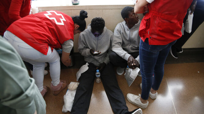 Migrantes atendidos por Cruz Roja en la estación de autobuses de Granada.