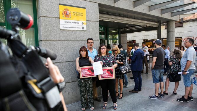 Las representantes de los colectivas feministas, a las puertas del Ministerio de Justicia.