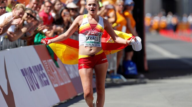 La atleta española Julia Takacs celebra su tercera posición en los 50 kilómetros marcha en Berlín.