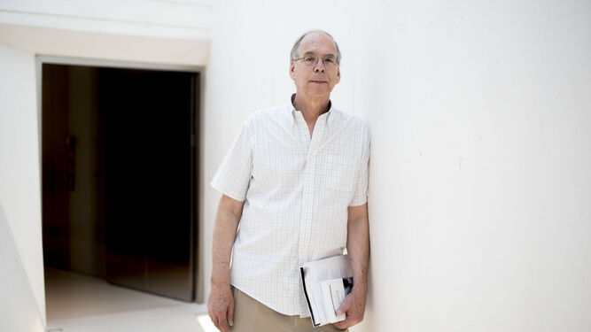 El hispanista norteamericano posa en el Centro Lorca antes de participar en un simposio sobre el archivo de la Fundación Lorca.