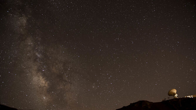 Cielo estrellado sobre el observatorio de Sierra Nevada