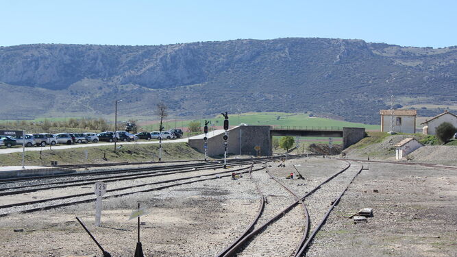 Las vías del tren a su paso por Moreda.