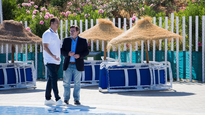 Baldomero Oliver dialoga con el presidente de la Asociación de Vecinos Las Cruces-Almanjáyar junto a una de las piscinas.