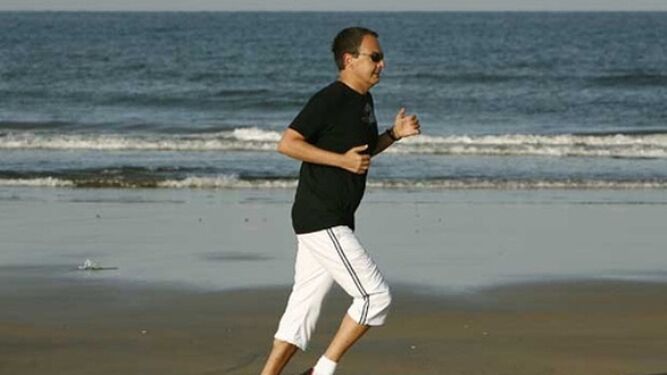 Jos&eacute; Luis Rodr&iacute;guez Zapatero, corriendo en la playa.