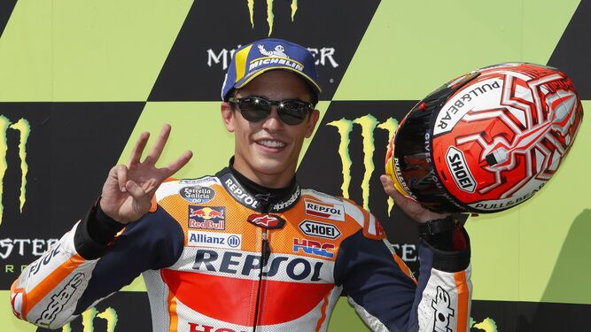 Márquez celebra su triunfo en los entrenamientos de MotoGP.