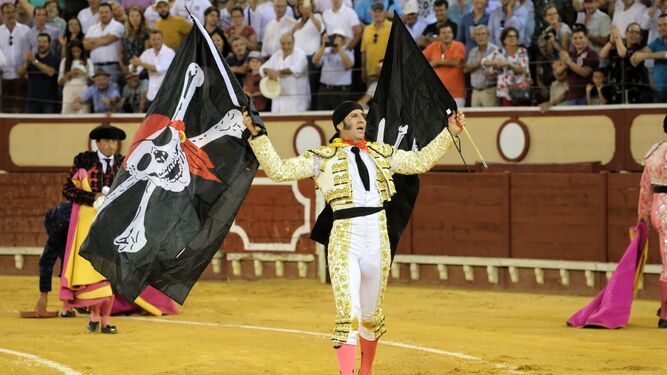 Juan José Padilla saluda con artificio pirata tras su primer toro.