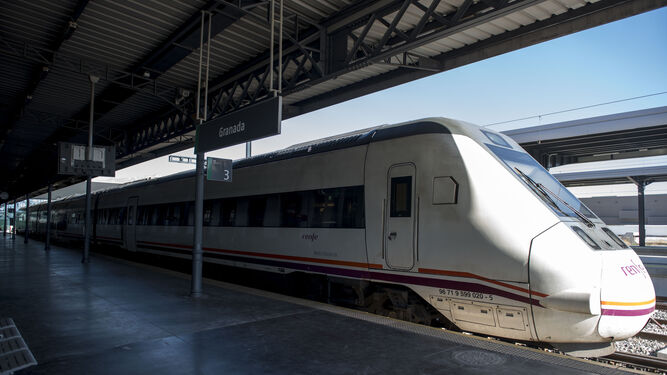 Tren regional en la estación de Andaluces.