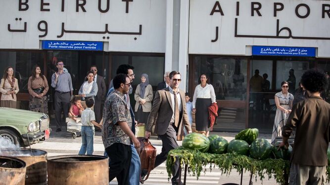 El actor Jon Hamm encarna a un otrora diplomático que regresa a la capital libanesa.