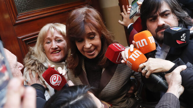 Cristina Fernández, saliendo esta mañana de su casa de Recoleta.