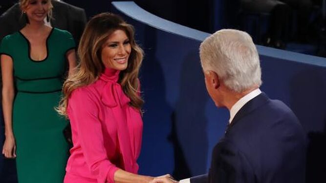 Melania Trump con blusa anudada al cuello durante el debate electoral.