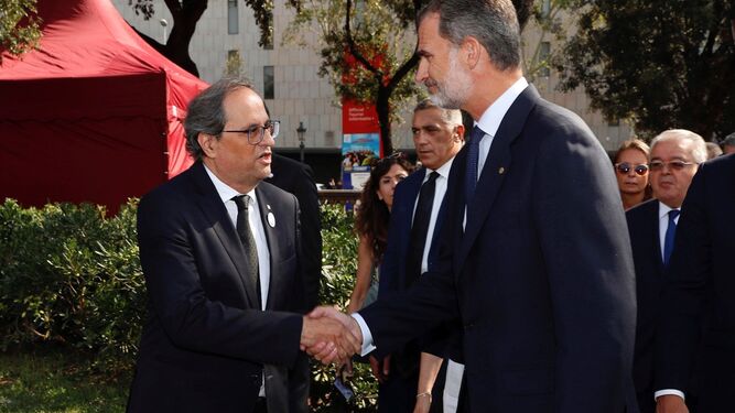 El presidente de la Generalitat, Quim Torra, saluda al rey Felipe VI ayer en la plaza de Catalunya.