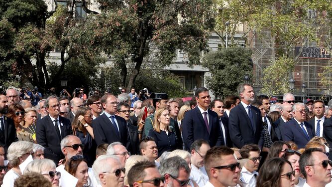 Los Reyes presidieron ayer en la plaza de Catalunya los actos de homenaje a las víctimas de los atentados del 17 de agosto en Barcelona y Cambrils. En primer plano, las familias de las víctimas.