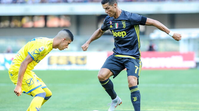 Cristiano Ronaldo encara a un defensor del Chievo en su primer partido oficial con la Juventus.