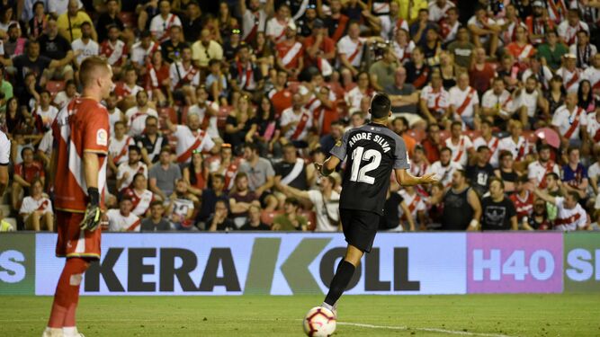 André Silva celebra uno de sus goles ante el Rayo Vallecano