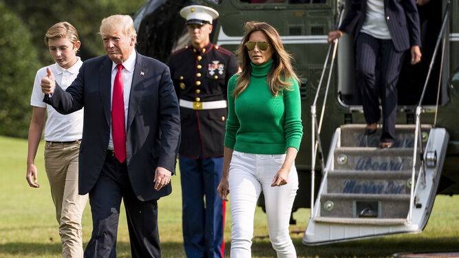 El presidente Trump, Melania y su hijo, Barron, aterrizan en el South Lawn de la Casa Blanca.