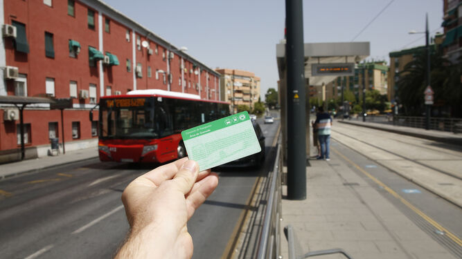 La tarjeta verde 'penaliza' al vecino de la capital. al picar en los autobuses de Rober.
