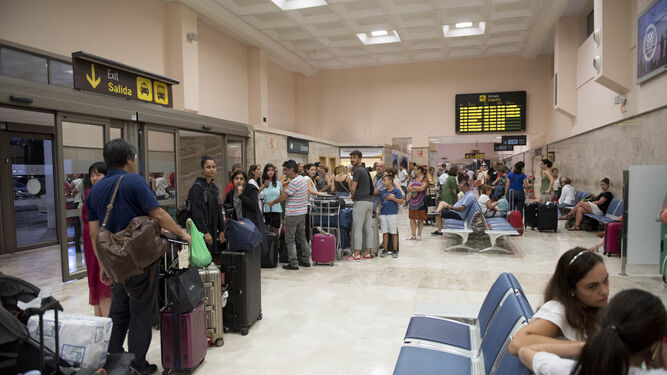 Pasajeros afectados por las cancelaciones de Vueling entre Granada y Barcelona, el pasado fin de semana.