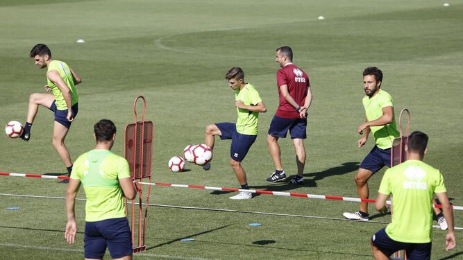 Pozo y otros jugadores del Granada se ejercitan en la sesión del martes, con Diego Martínez al fondo.