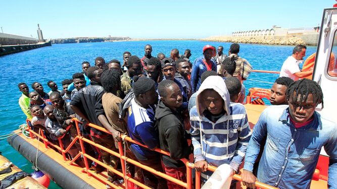 Inmigrantes subsaharianos rescatados por Salvamento Marítimo a su llegada a las costas españolas
