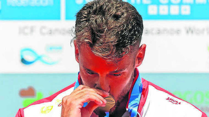 Carlos Garrote besa su medalla de oro tras la final de K1 200.