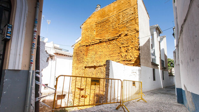 El desplome de un muro deja un 'agujero' en la calle Serrano