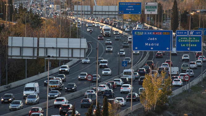 Vista de la Circunvalación de Granada durante una jornada de tráfico intenso.