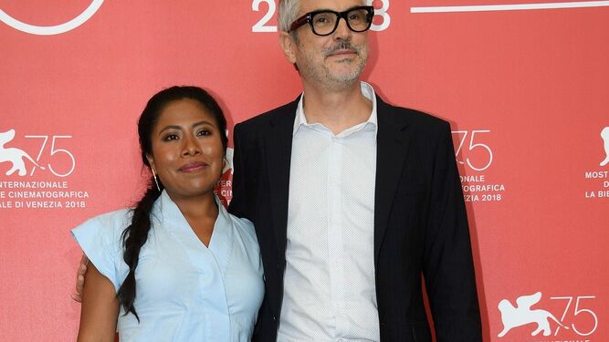 La actriz Yalitza Aparicio y el director Alfonso Cuarón, en la presentación de 'Roma' en Venecia.
