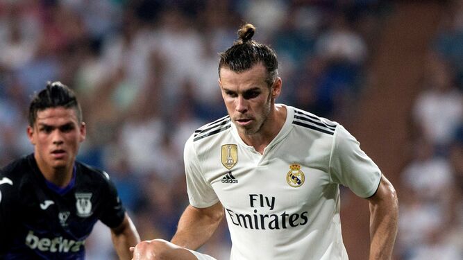 El galés Gareth Bale controla el balón.